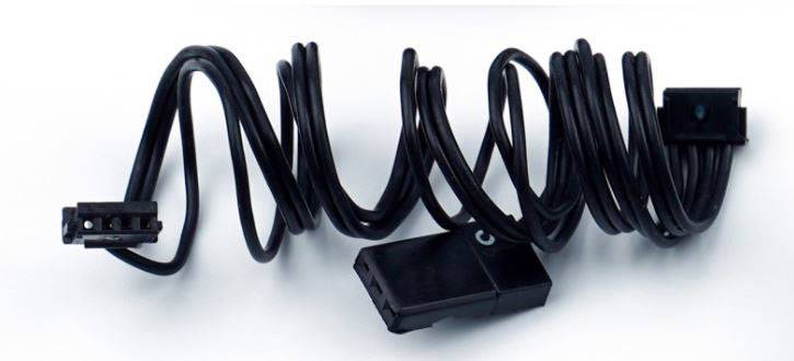 Et sort kabel med flere stikforbindelser er viklet i en spiralform.
