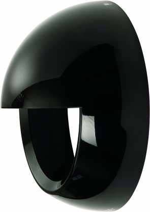 Sort, halvmåneformet moderne kunstskulptur med en glat overflade. Den er monteret på en væg og fremstår futuristisk.