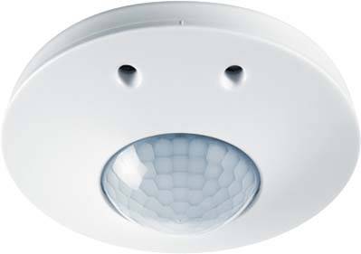 Hvid bevægelsessensor til loftsmontering med to små åbninger og en central buet sensor til registrering af bevægelser.