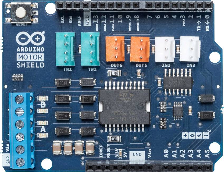 Arduino-motorstyringsskjold med forskellige farvede stik og elektroniske komponenter, til styring af motorer.