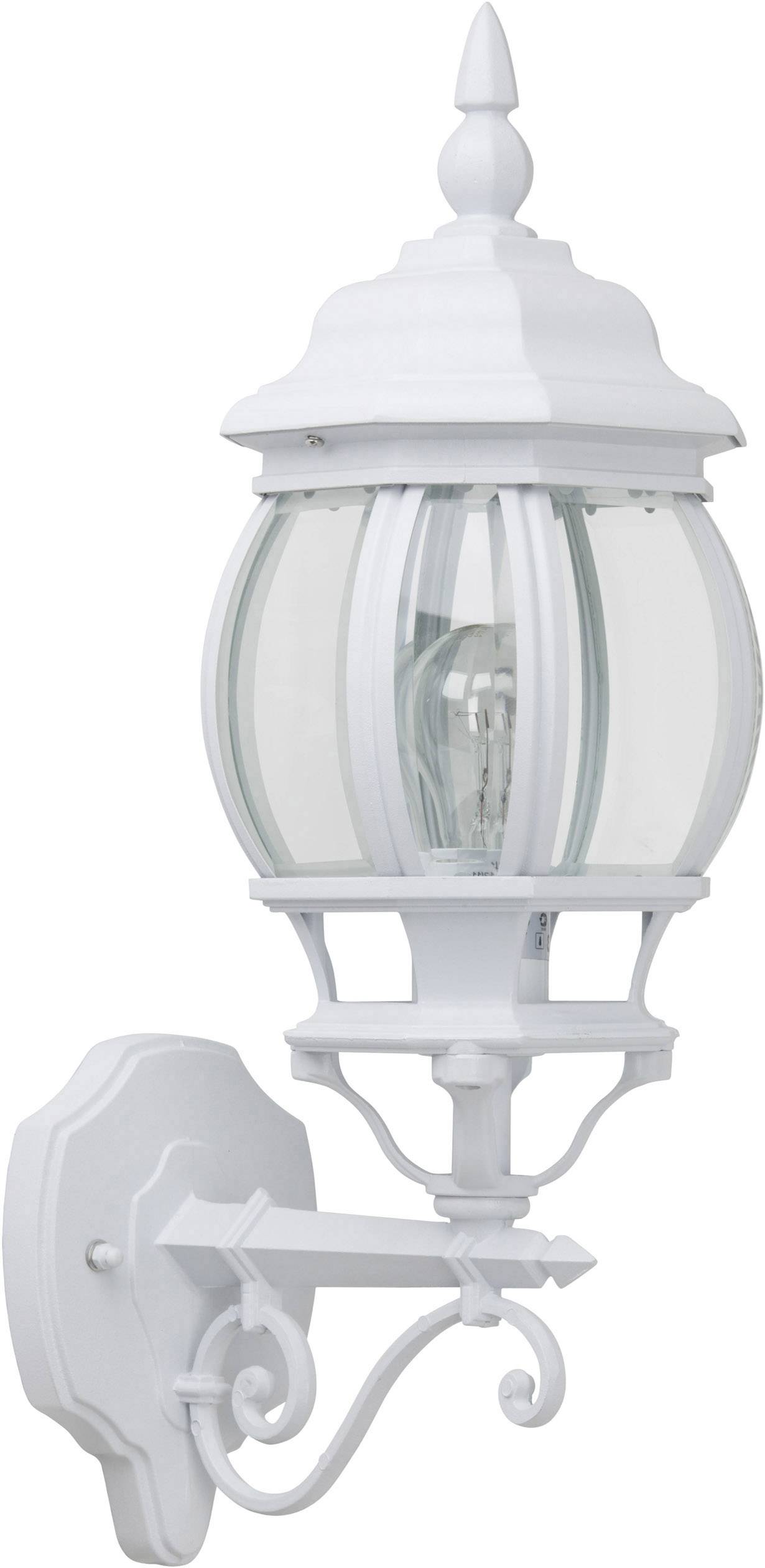 Hvid udendørs væglampe i traditionelt design med glasruder, monteret på en dekorativ vægbeslag.
