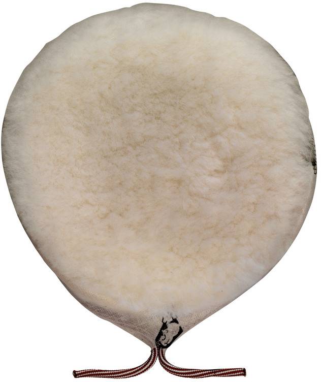 Rundt off-hvidt fladbrød eller deigskive med et bånd bundet i bunden, vist på en enkel baggrund.