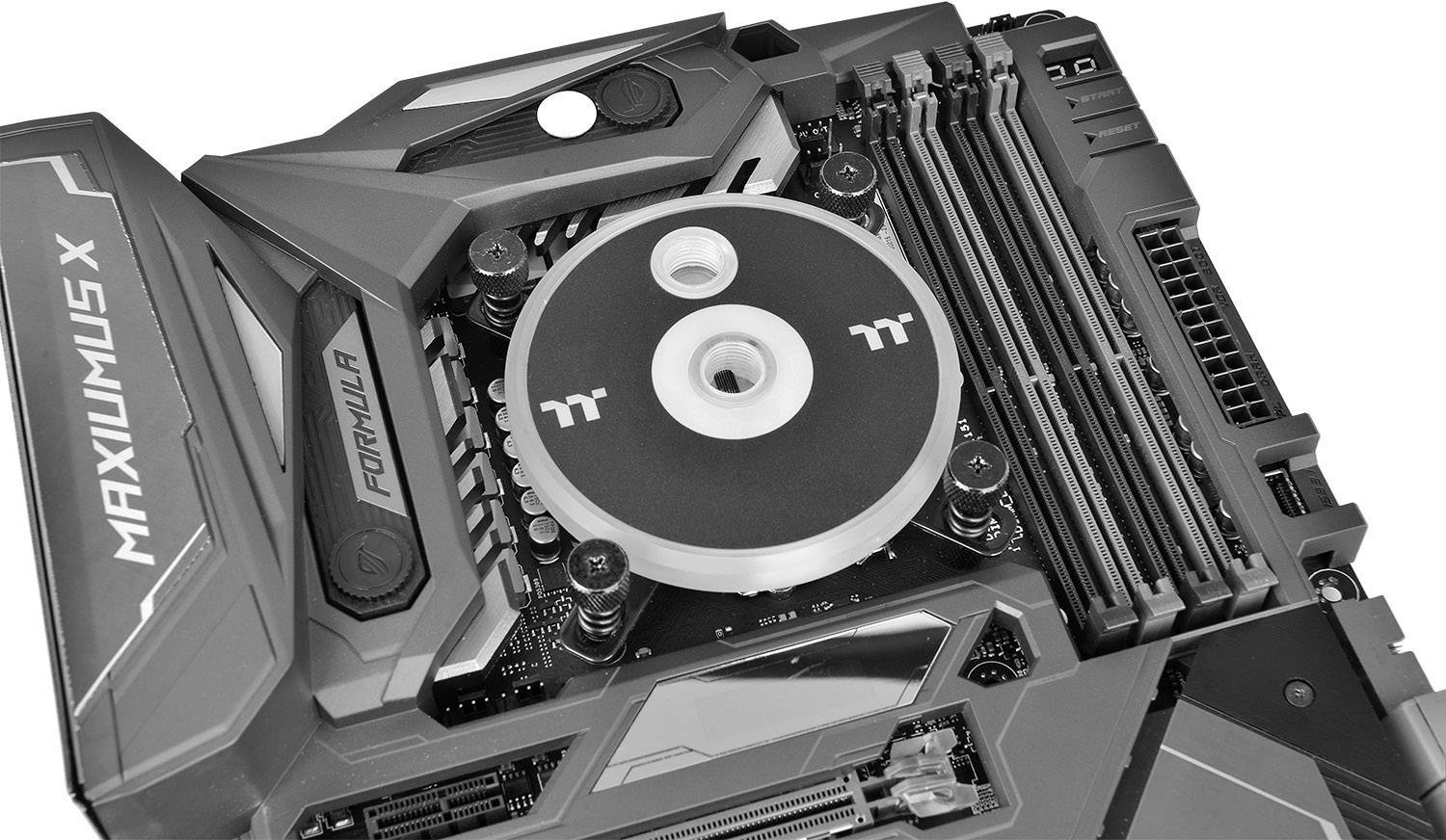 Et bundkort med en rund CPU-køler og flere hukommelsesmoduler; Label 'MAXIMUS X FORMULA' er synlig.