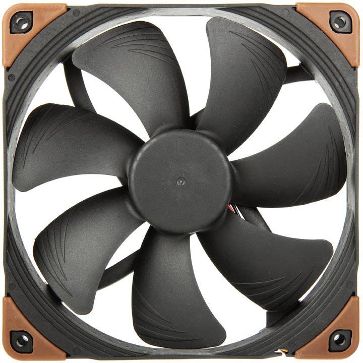 En sort PC-ventilator med fem blade og et firkantet grå kabinet, hvor der ved hjørnerne sidder orange dæmpere.