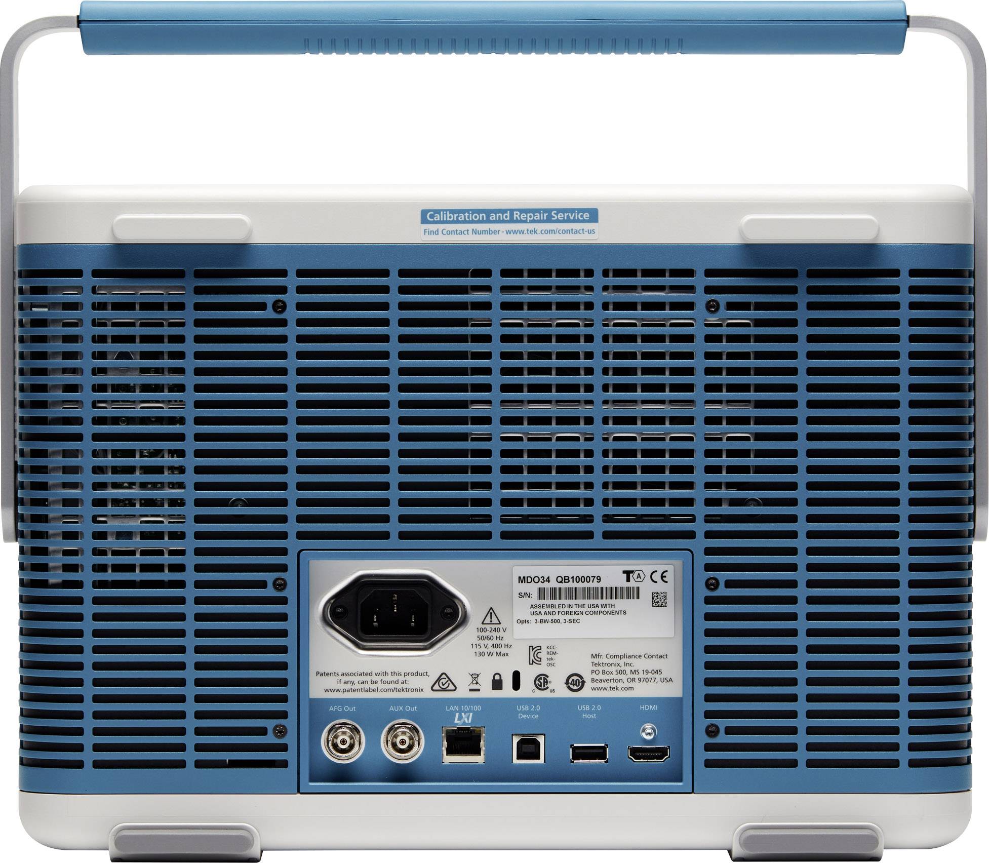 Bagsiden af en blå-hvid elektronisk enhed med ventilationsåbninger, tilslutningsstik og en strømtilslutning.