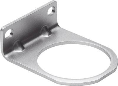 Metalholder med rundt hul, egnet til fastgørelse af cylindriske objekter. To monteringshuller til fastgørelse på en overflade.