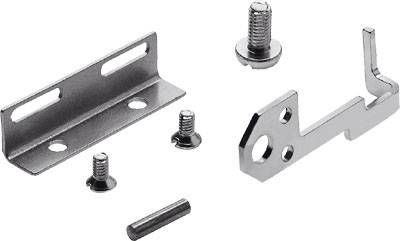 Metaldele til hardware: beslag, skruer og stift, på hvid baggrund.