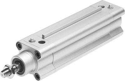 En pneumatisk cylinder af metal med firkantet hoved og fire skruehuller, egnet til industrielle anvendelser.
