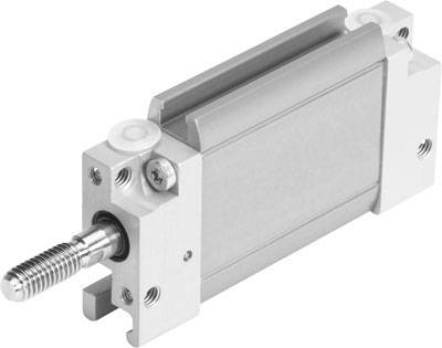 Cylindere med stempelstang af metal, sandsynligvis til brug i automatisering eller pneumatik.