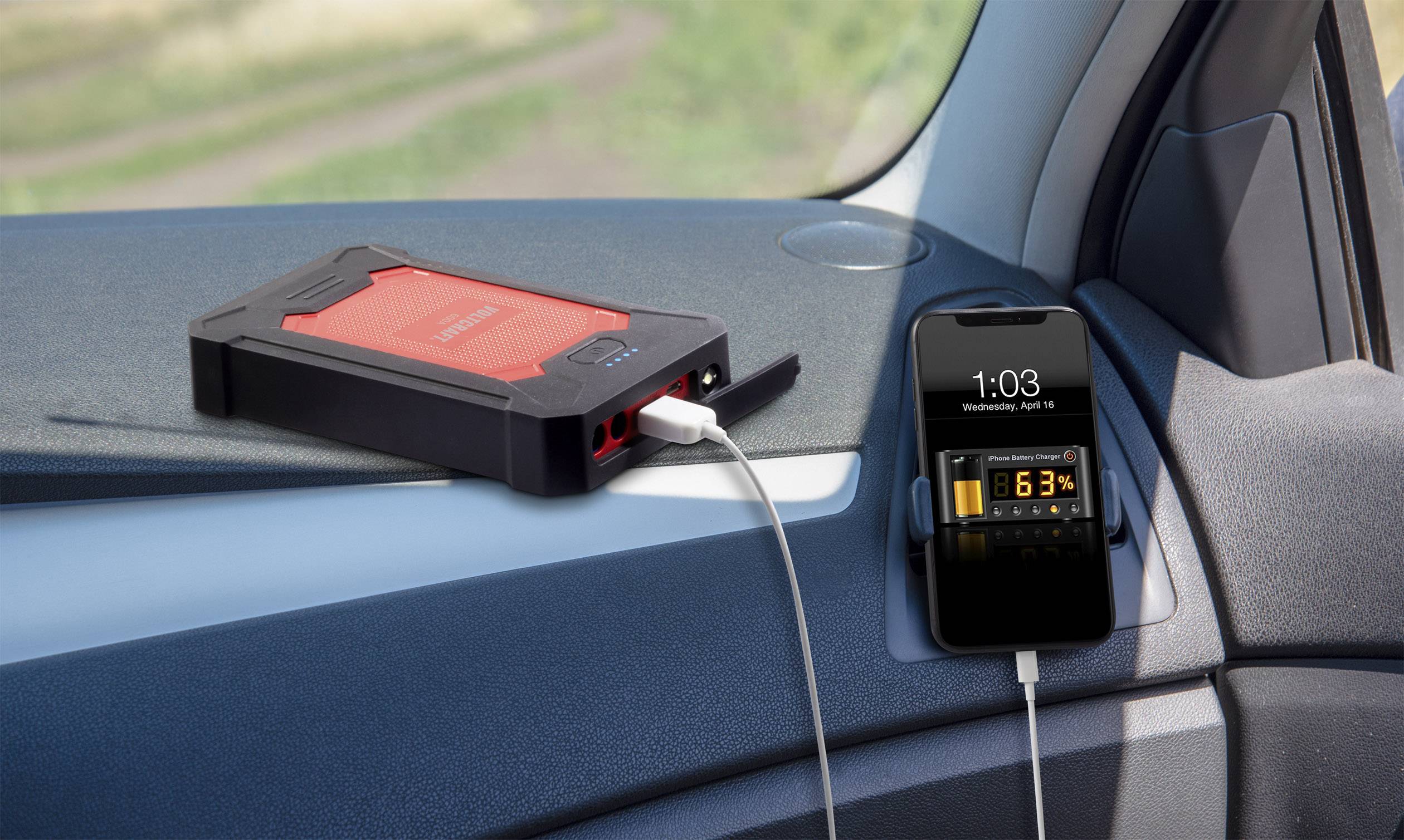 Powerbank oplader smartphone i bilen; viser opladningsstatus på 63 %.