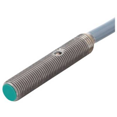 En cylindrisk induktiv sensor med riflet metaloverflade og grøn ende, forbundet med et kabel.