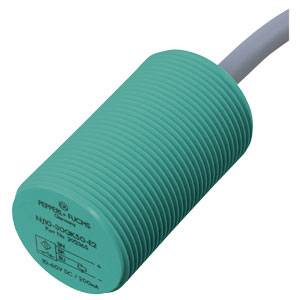 Cylindrisk, grøn sensor med kabel, mærket 'Pepperl+Fuchs' og 'NJD-30G25-E2'. Bruges til automatiseringsprocesser.
