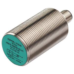 Cylindrisk induktiv sensor fra Pepperl+Fuchs, model NBB50-U1-E2-V1. Metalkappe med grønt etiket og tekniske specifikationer.