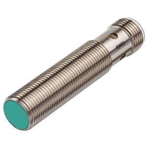 En cylindrisk induktiv sensor med metallisk kabinet og en grøn sensorflade. Egnet til berøringsfrie anvendelser.
