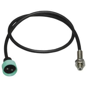 Et sort kabel med to stik, et grønt og et metallisk. Kablet er fleksibelt og kan nemt rulles sammen.