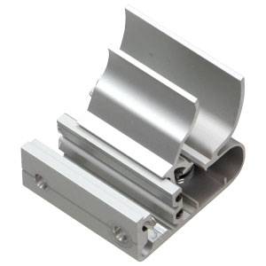 Metalklemme af aluminium, der holder to flade, buede stykker fast til stabilisering eller fastgørelse. Egnet til industrielle anvendelser.