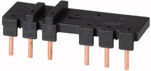 Et sort plastikkomponent med seks fremstående, parallelt arrangerede kobberben fungerer som elektrisk stik.