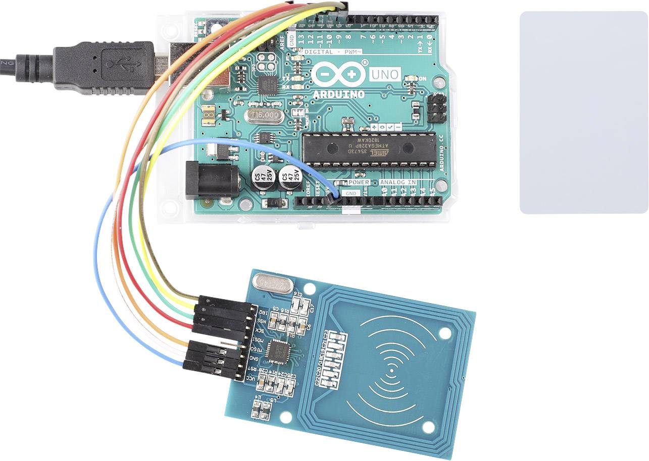 Arduino Uno forbundet med en RFID-læser via farvede kabler, ved siden af et tomt RFID-kort.