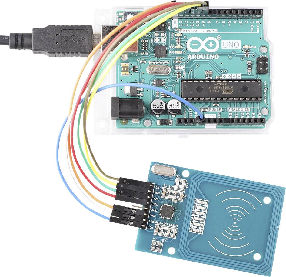 Arduino-board forbundet med kabler til en RFID-læser. Viser forbindelsen til et elektronikprojekt.