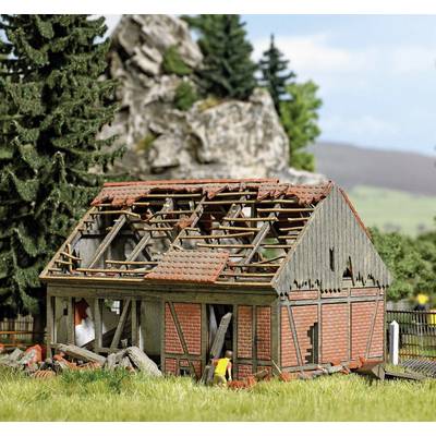 Nedfaldne staldbygninger H0 Busch 1669