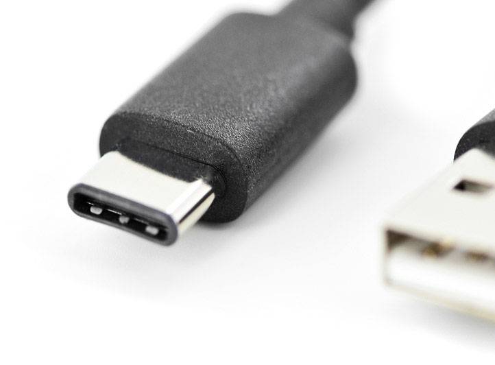 Nærbillede af en USB-C-stik og en USB-A-stik på hvid baggrund.