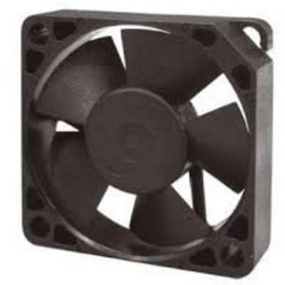 Sort, firkantet ventilator med fem rotorblade og kvadratisk ramme, hyppigt brugt til køling i computere.