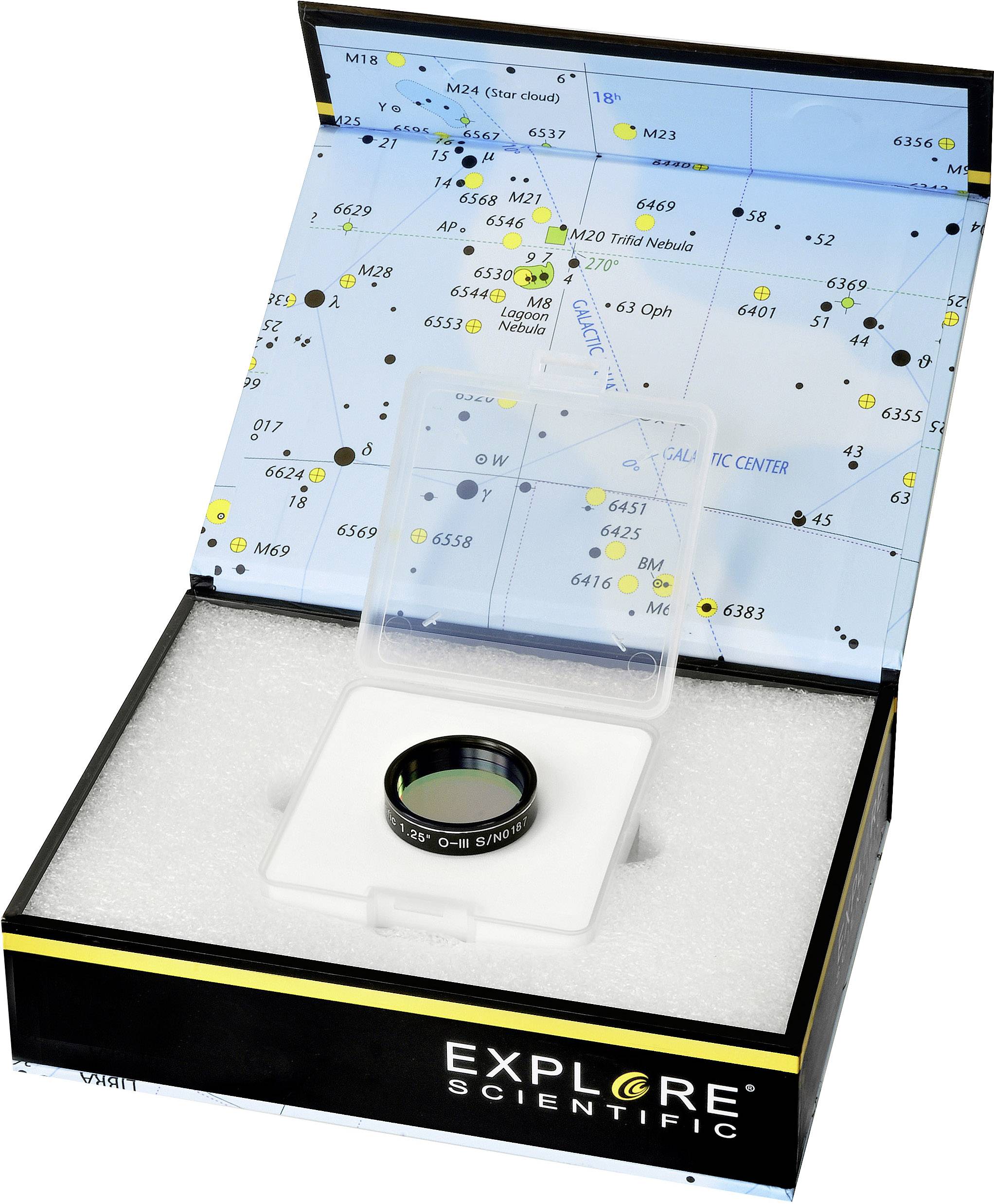En åben æske viser et O-III-filter foran et stjernekort. Øverst på æsken står der 'Explore Scientific'.