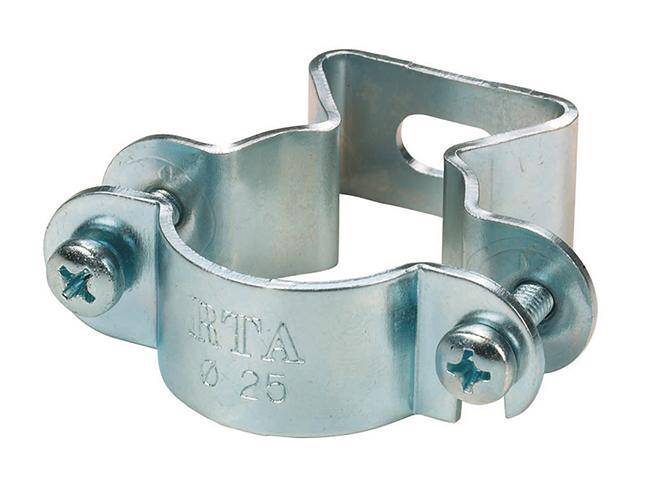 Metallisk rørclips med skruer, præget med 'RTA Ø 25', til fastgørelse af rørledninger på overflader.