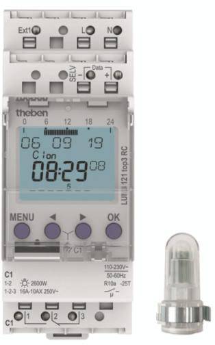 Et tidsrelæ-modul med digitalt display viser '08:29'. Det har flere taster og tilslutninger. Ved siden af ligger en glødepære.