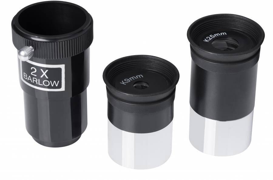 Tre linser til teleskoper: til venstre en 2x Barlow-linse, i midten et 9mm okular, til højre et 25mm okular.
