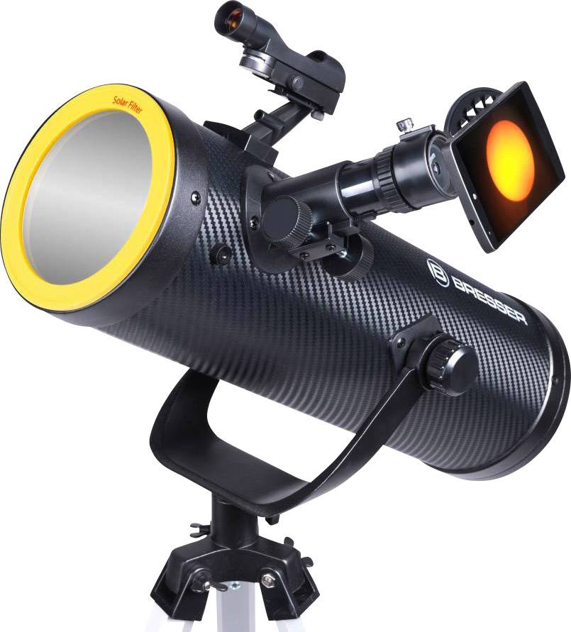 Et sort teleskop med stativ og solarsøger. Det har en gul kant rundt om linsen og er egnet til solobservation.