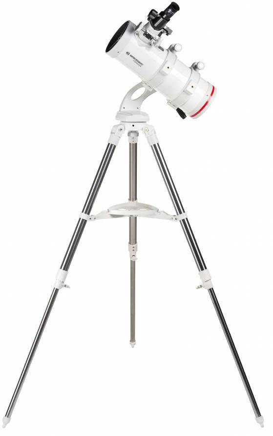 Hvidt teleskop med stativ, egnet til astronomiske observationer.