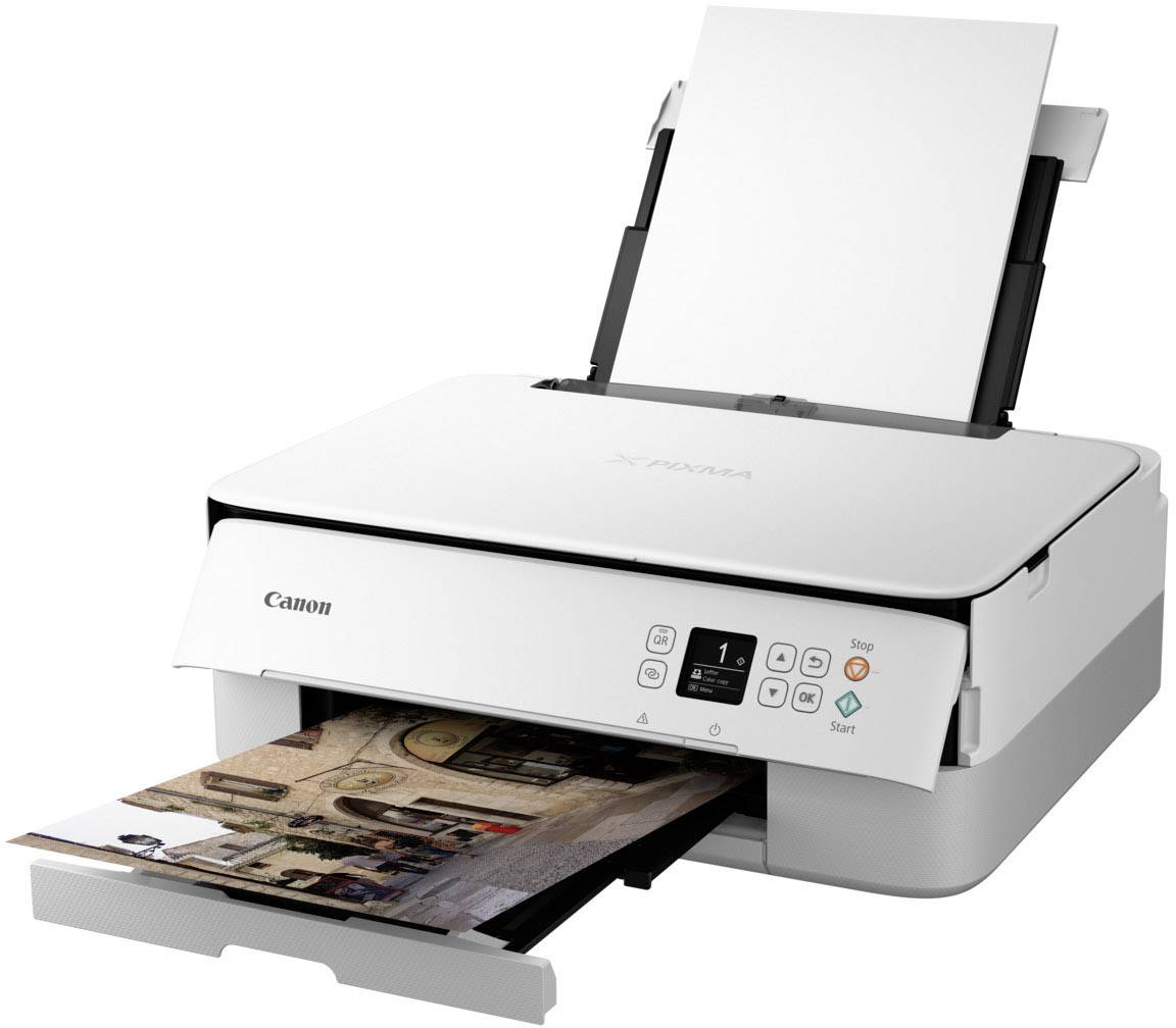 En hvid printer udskriver et foto i farver. Betjeningspanelet viser fremskridt. Maskinen og papirbakken er synlige.