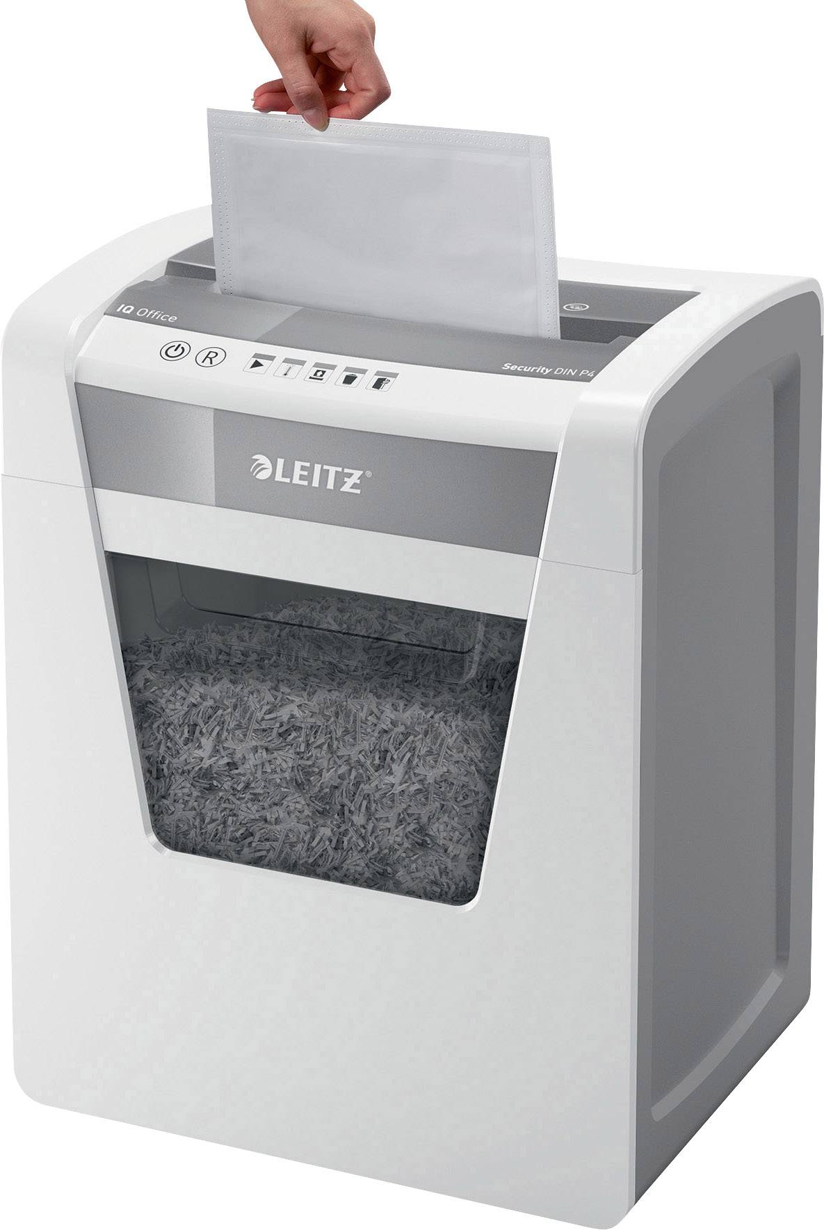 En makuleringsmaskine med et ark papir, derføres ind foroven. Beholderen viser makuleret papir.