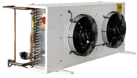 Køleenhed med to store ventilatorer og kobberrør. Den bruges til temperaturregulering i industrielle applikationer.