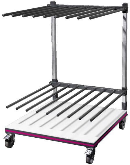 Metalstativ med flere vandrette stænger monteret øverst og nederst. Det hviler på fire hjul.