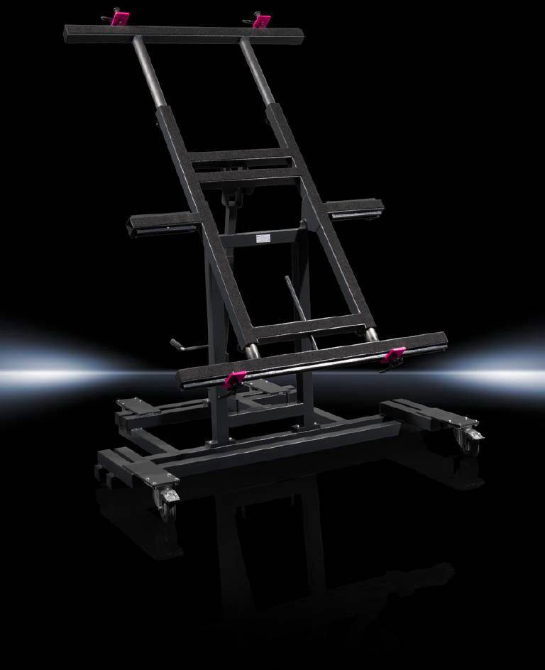 En sort, justerbar holder på hjul til store skærme, placeret foran en sort baggrund, belyst af et lysstribe.