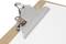 Et clipboard med metalclips holder et tomt ark hvidt papir.