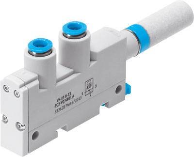 Grå pneumatisk ventilblok med to blå tilslutninger, mærket på siden; bruges til styring af trykluft i systemer.