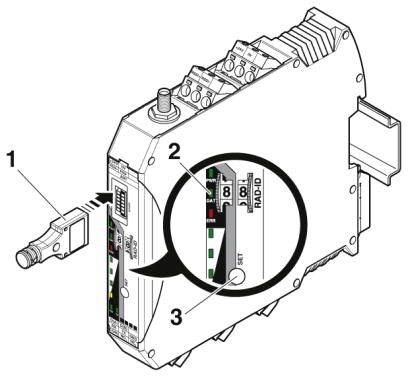 Vejledning til installation af en elektronisk enhed: Pile peger på tilslutninger og betjeningselementer med nummerering af trin.