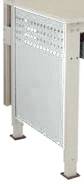 Et metalskrivebord med hvid ramme og perforeret metalside, som viser stabilitet og moderne design.
