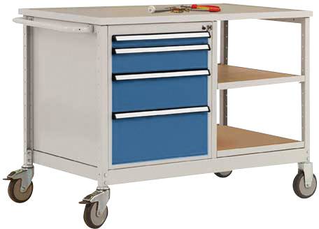 En mobil værkstedsvogn med tre blå skuffer på venstre side og to åbne hylder på højre side, monteret på hjul.