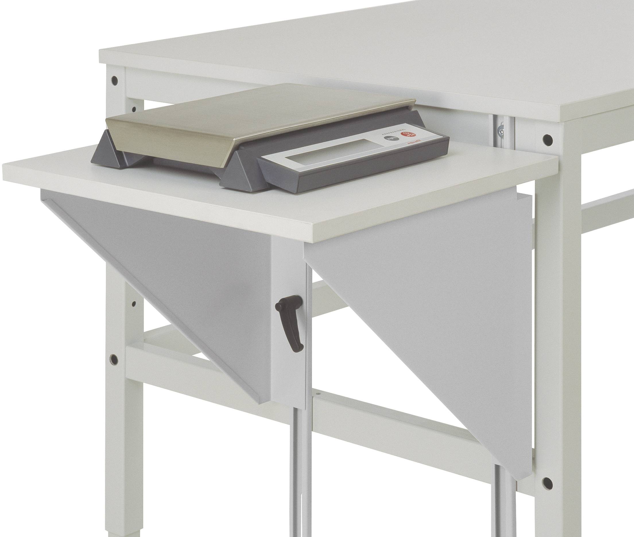 En vægt på et arbejdsbord. Vægten står på et udtrækkeligt underhylde under en bordplade.