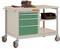 Arbejdsbænk på hjul med grønne skuffer, elektroniske værktøjer øverst og to sorte rum til højre.