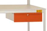 Et skrivebord med et orange skuffemodul under bordpladen.