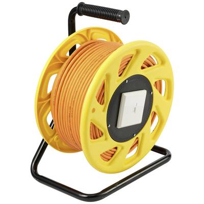 En gul kabelrulle med oprullet orange forlængerledning og et stik i midten.