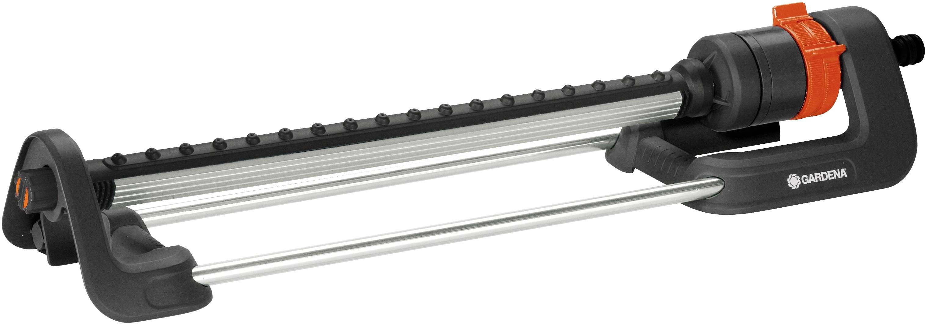 En sort og sølvfarvet sprinkler med orange detaljer. Egnet til ensartet vanding af rektangulære arealer.