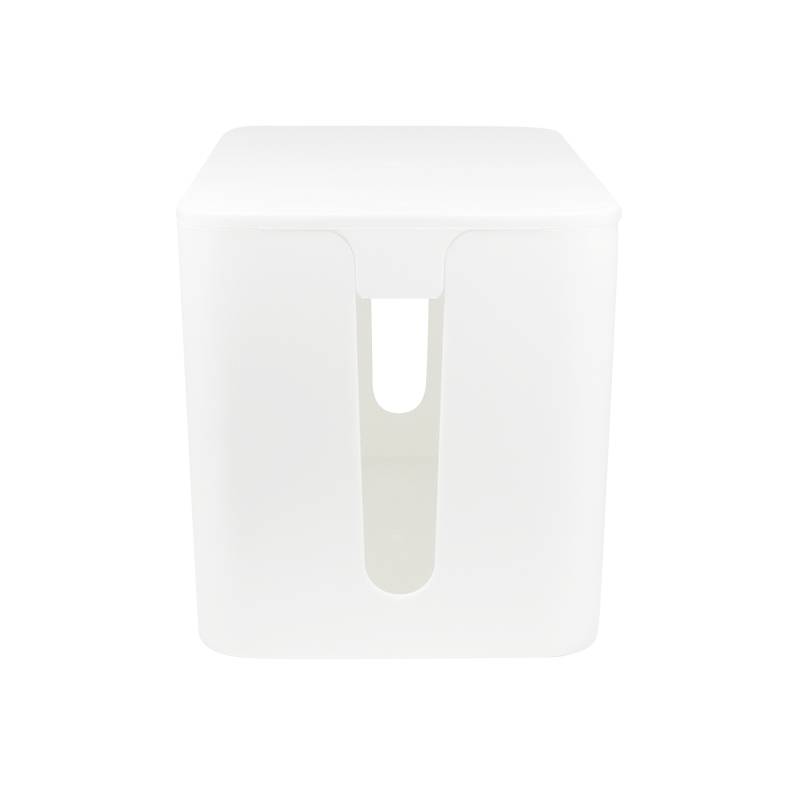 Hvid, rektangulær kabelbox med udskæring i forsiden til velordnet opbevaring af kabler.