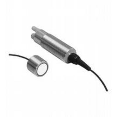 En sølvfarvet, cylinderformet sensor med et tilsluttet kabel. Sensoren har et aftagelig rundt låg. Egnet til industrielle anvendelser.