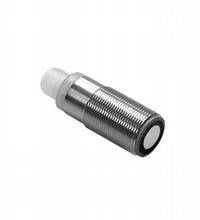 Cylindrisk induktiv sensor af metal, placeret foran en hvid baggrund. Bruges i industrielle applikationer til objektregistrering.